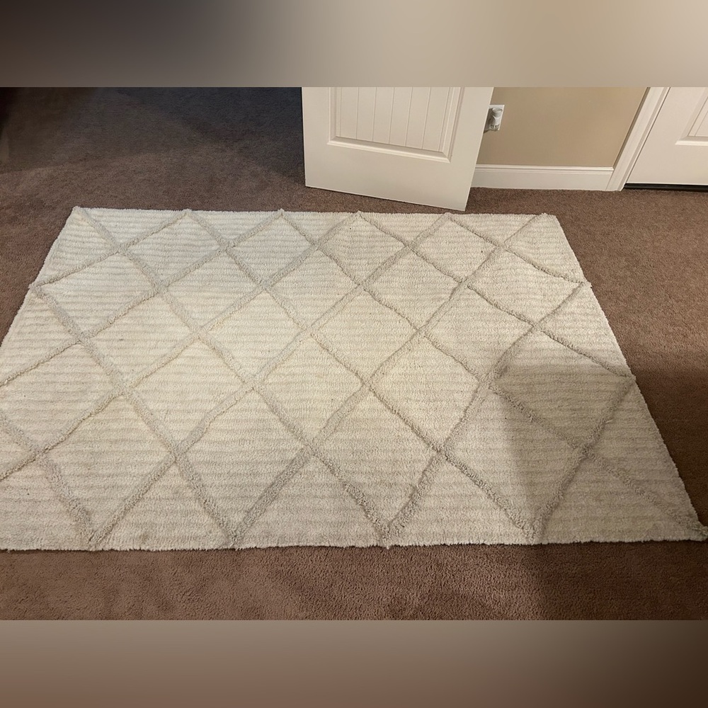 White rug 5x7